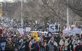 [ẢNH] Nhân viên y tế Mỹ đứng chặn đầu đoàn xe biểu tình đòi dỡ phong tỏa