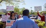 [ẢNH] Nhân viên y tế Mỹ đứng chặn đầu đoàn xe biểu tình đòi dỡ phong tỏa