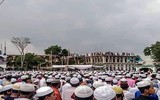 [ẢNH] 100.000 người dự đám tang giữa lệnh phong tỏa vì đại dịch Covid-19