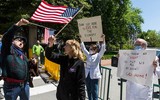 [ẢNH] Nữ y tá thách thức người biểu tình Mỹ đang đòi dỡ bỏ lệnh phong tỏa