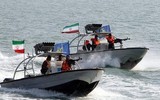 [ẢNH] Súng máy hạng nặng trên xuồng cao tốc Iran vừa áp sát chiến hạm Mỹ