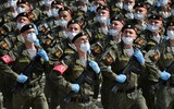 [ẢNH] Binh sĩ Nga bịt kín khẩu trang cùng khí tài cực mạnh tham gia diễn tập duyệt binh