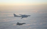 [ẢNH] ‘Chim ăn thịt’ F-22 Mỹ áp sát ‘gấu bay’ Tu-95MS Nga