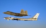 [ẢNH] ‘Chim ăn thịt’ F-22 Mỹ áp sát ‘gấu bay’ Tu-95MS Nga