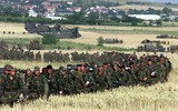 [ẢNH] Tổng thống Putin từng chỉ đạo lính dù Nga chiếm sân bay Kosovo để đàm phán với NATO