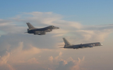 [ẢNH] F-16 Đài Loan tuần tra mang theo tên lửa Mỹ có thể dễ dàng hủy diệt tàu chiến