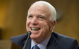 [ẢNH] Tổng thống Mỹ và nhiều nhà chính trị trên thế giới thể hiện sự tôn trọng với Thượng nghị sĩ John McCain
