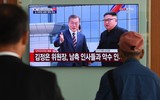 [ẢNH] Cái ôm nồng ấm của hai nhà lãnh đạo mở ra hy vọng trên bán đảo Triều Tiên