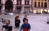 [ẢNH] Người dân Venice trong trận lụt lịch sử - quan trọng là thần thái