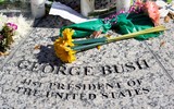 [ẢNH] Người Mỹ tiễn đưa cựu Tổng thống Bush mới qua đời theo những cách khác nhau