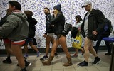 [ẢNH] Hành khách đồng loạt... không mặc quần khi đi tàu điện ngầm ở Châu Âu