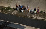 [ẢNH] Người dân Venezuela tìm cách 