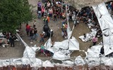 [ẢNH] Hiện trạng sinh hoạt thiếu thốn của Trại di cư Biên phòng Hoa Kỳ từ trên cao