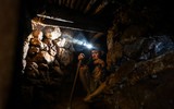 [ẢNH] Liều mạng mưu sinh ở các mỏ khai thác đá ruby Myanmar