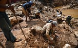 [ẢNH] Liều mạng mưu sinh ở các mỏ khai thác đá ruby Myanmar