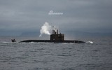 [ẢNH] Sau tàu mặt nước, tới lượt tàu ngầm thế hệ mới của Nga phun khói mù mịt