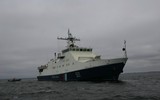 [ẢNH] Tàu chiến Nga rách toạc hông khi chủ động đâm vào tàu kéo Ukraine