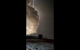 [ẢNH] Tên lửa S-300 của Nga rơi tự do sau khi phóng, gây vụ nổ lớn dưới đất