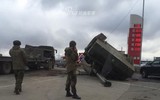 [ẢNH] Sau T-72B và Pantsir-S1, đến lượt pháo tự hành 2S7 Pion Nga đổ lật nhào khi hành quân