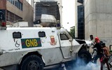 [ẢNH] Thiết giáp Venezuela đụng độ với người biểu tình do Trung Quốc sản xuất