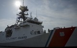 [ẢNH] Tàu tầu tra Mỹ vội vã rút lui khi bị chiến hạm Venezuela áp sát
