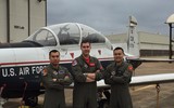 [ẢNH] Phi công quân sự Việt Nam đầu tiên hoàn thành khóa huấn luyện tại Mỹ