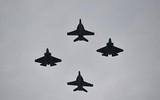 [ẢNH] Chiến đấu cơ Mỹ bay rợp trời dưới mưa trong khi Nga phải hủy bỏ