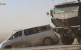 [ẢNH] Xe thiết giáp kháng mìn quân cảnh Nga trúng bom xăng của người Kurd