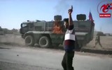 [ẢNH] Xe thiết giáp kháng mìn quân cảnh Nga trúng bom xăng của người Kurd