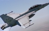 [ẢNH] Tiêm kích F/A-18 Hornet bay ngay trên đầu tổ hợp phòng không S-400 Triumf