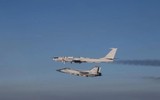 [ẢNH] ‘Gấu bay’ Tu-142 Nga lại bị F-22 Mỹ giám sát sát sạt