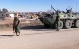 [ẢNH] Thiết giáp Mỹ chặn đường, buộc quân cảnh Nga rời khu vực quan trọng tại Syria