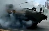 [ẢNH] Xe bọc thép chở quân Bumerang tối tân nhất của Nga bốc khói mù mịt ngay trong lễ duyệt binh