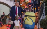 [ẢNH] Tổng thống Mỹ Donald Trump phát kẹo Halloween tại Nhà Trắng