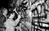 [ẢNH] Nhìn lại những hình ảnh ngày Bức tường Berlin cách đây 30 năm