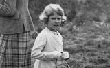 [ẢNH] Những bức ảnh thời trẻ hiếm có của Nữ hoàng Anh Elizabeth II