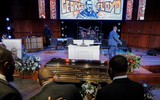 [ẢNH] Hàng trăm người tụ tập ở tang lễ George Floyd, người đàn ông da màu tử vong do cảnh sát Mỹ
