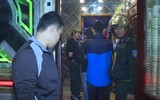 Cận cảnh công an bắt hàng chục đối tượng phê ma túy trong quán karaoke