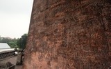 Xót xa hình ảnh nhiều di tích lịch sử ở Hà Nội bị khắc chữ, vẽ bậy lem nhem
