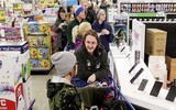 Không khí nô nức xếp hàng mua đồ trong ngày Black Friday trên thế giới