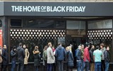 Không khí nô nức xếp hàng mua đồ trong ngày Black Friday trên thế giới