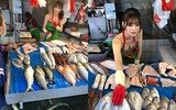 Cô gái phụ mẹ bán cá vô tình làm 