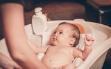 Khéo léo học tắm đúng cách cho trẻ sơ sinh trong mùa đông