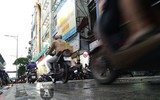 [ẢNH] Hà Nội mưa phùn, người dân di chuyển khó khăn trên hai tuyến đường dự kiến cấm xe máy