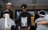 Hai con trai khóc ngất trong đám tang người mẹ lao công bị xe ‘điên’ đâm tử vong