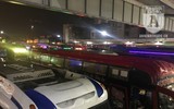 [Ảnh] Bến xe Nước Ngầm, 21 giờ đêm, nhiều người vẫn xếp hàng mua vé, đợi xe về quê nghỉ lễ
