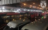 [Ảnh] Bến xe Nước Ngầm, 21 giờ đêm, nhiều người vẫn xếp hàng mua vé, đợi xe về quê nghỉ lễ