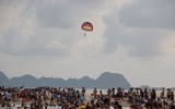 [ẢNH] Đông nghẹt du khách chen chân tắm biển tại Sầm Sơn và Hạ Long dịp nghỉ lễ