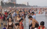 [ẢNH] Đông nghẹt du khách chen chân tắm biển tại Sầm Sơn và Hạ Long dịp nghỉ lễ