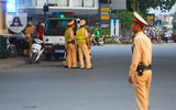 [Ảnh] Những chiến sĩ quên mình trong nắng nóng, đảm bảo an toàn giao thông sau nghỉ lễ